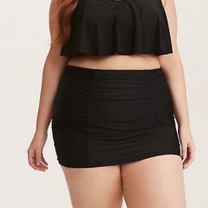 Torrid Ruched bottom swim skirt size 4 VLV